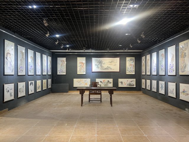 ���Ͻ��ڣ�����һ������ʦ�������ػͻ�չ����Ļ