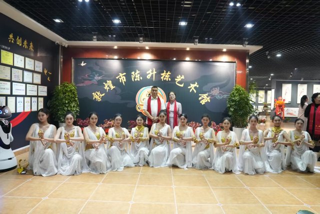 ī�ϻ�ػͣ����������¡�������һ������ʦ�������ػ͸��˻�չʢ��Ļ