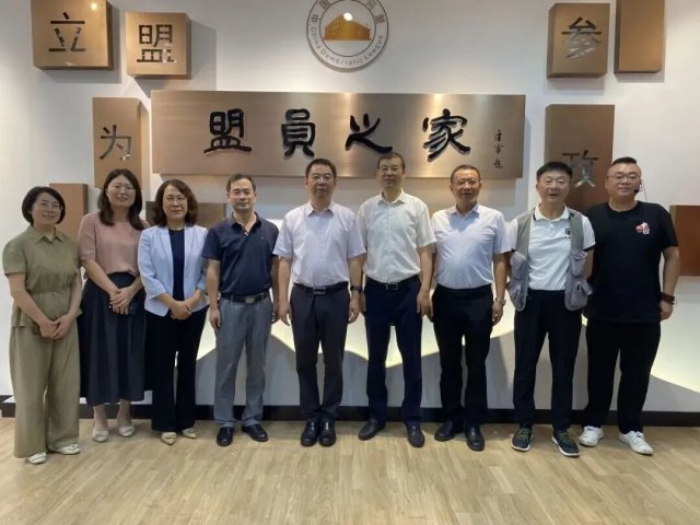 ���������˵���ίԱ���߷õ���